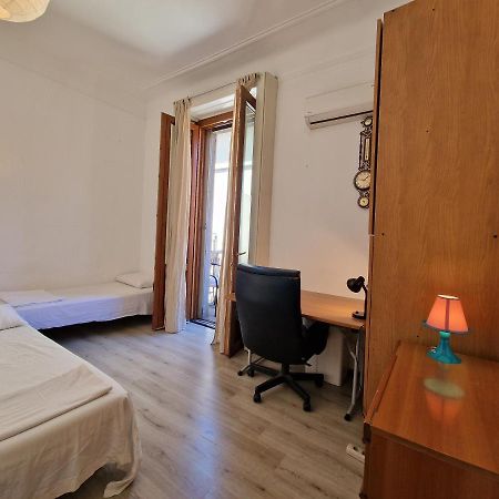 Private Room In A Quiet Apartment In The City Center Milan Bagian luar foto