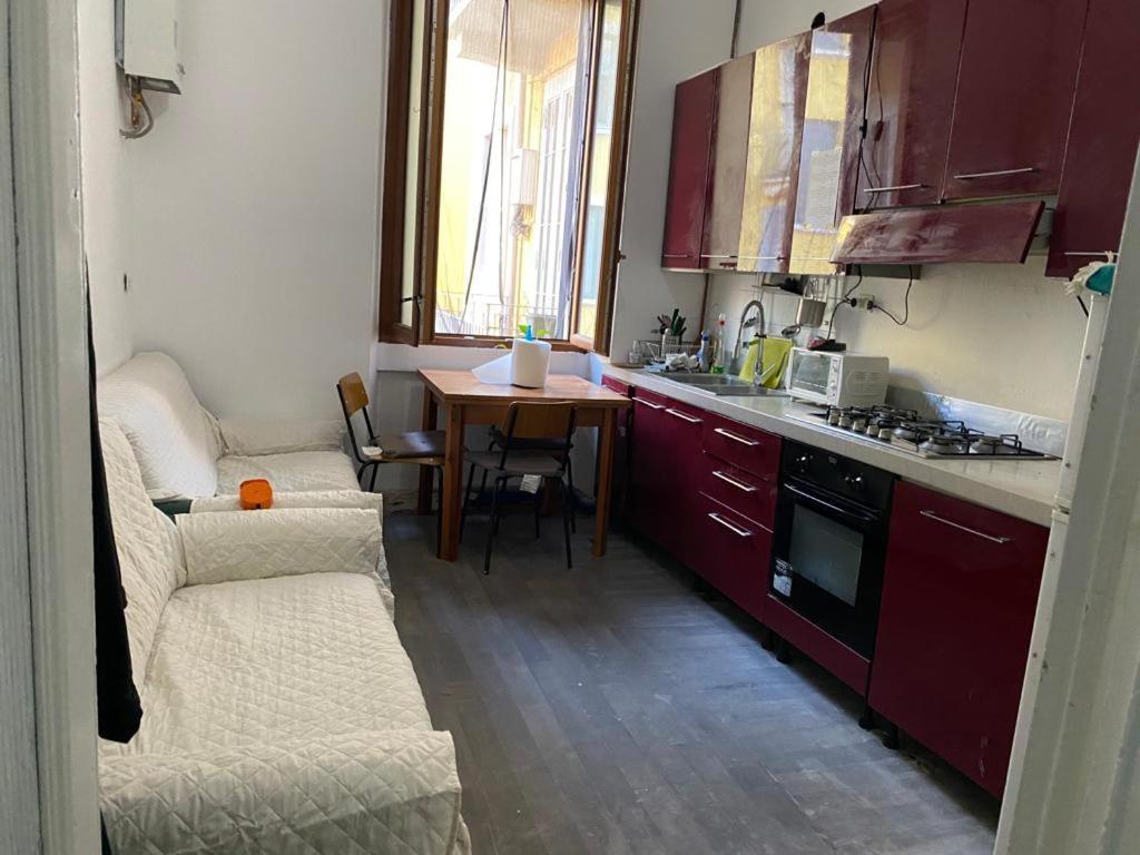 Private Room In A Quiet Apartment In The City Center Milan Bagian luar foto