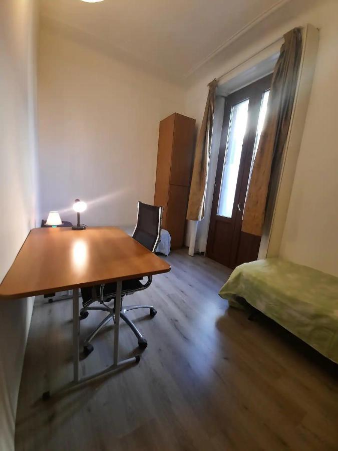 Private Room In A Quiet Apartment In The City Center Milan Bagian luar foto