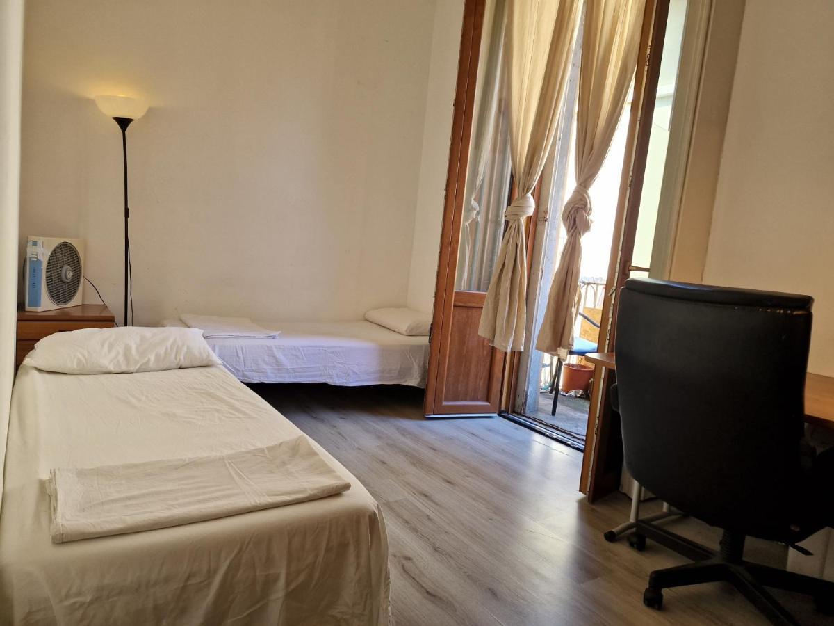 Private Room In A Quiet Apartment In The City Center Milan Bagian luar foto