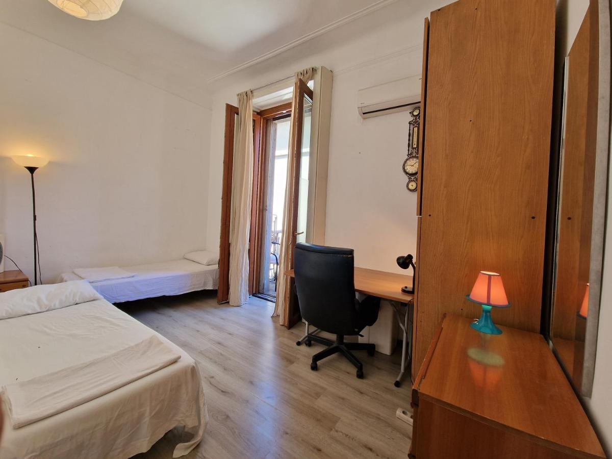 Private Room In A Quiet Apartment In The City Center Milan Bagian luar foto