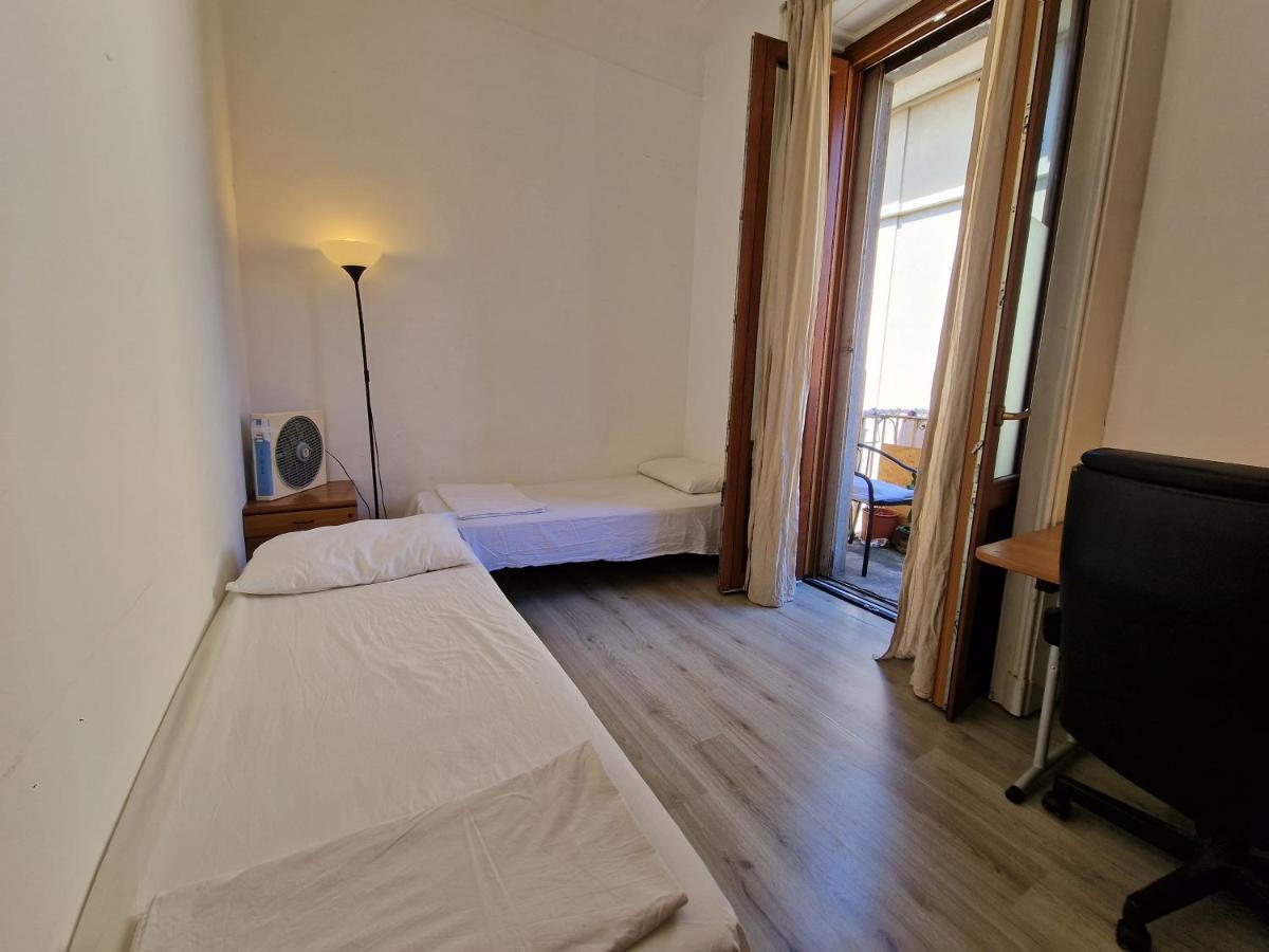 Private Room In A Quiet Apartment In The City Center Milan Bagian luar foto