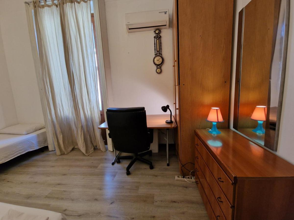 Private Room In A Quiet Apartment In The City Center Milan Bagian luar foto