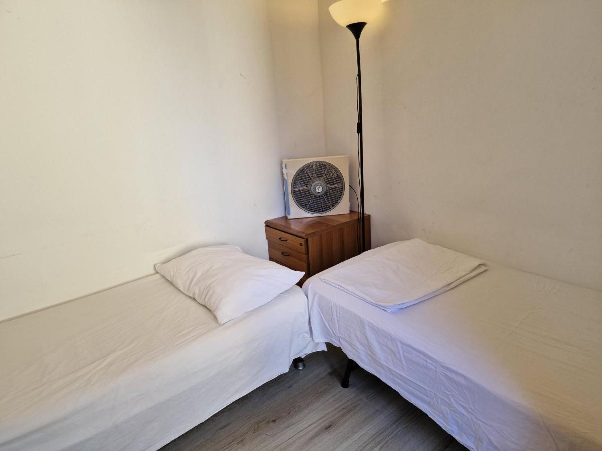 Private Room In A Quiet Apartment In The City Center Milan Bagian luar foto