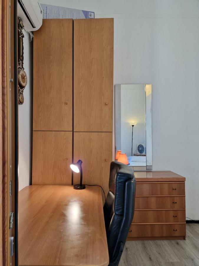 Private Room In A Quiet Apartment In The City Center Milan Bagian luar foto