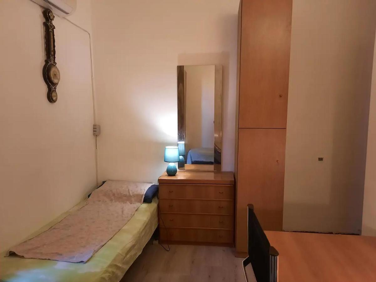 Private Room In A Quiet Apartment In The City Center Milan Bagian luar foto