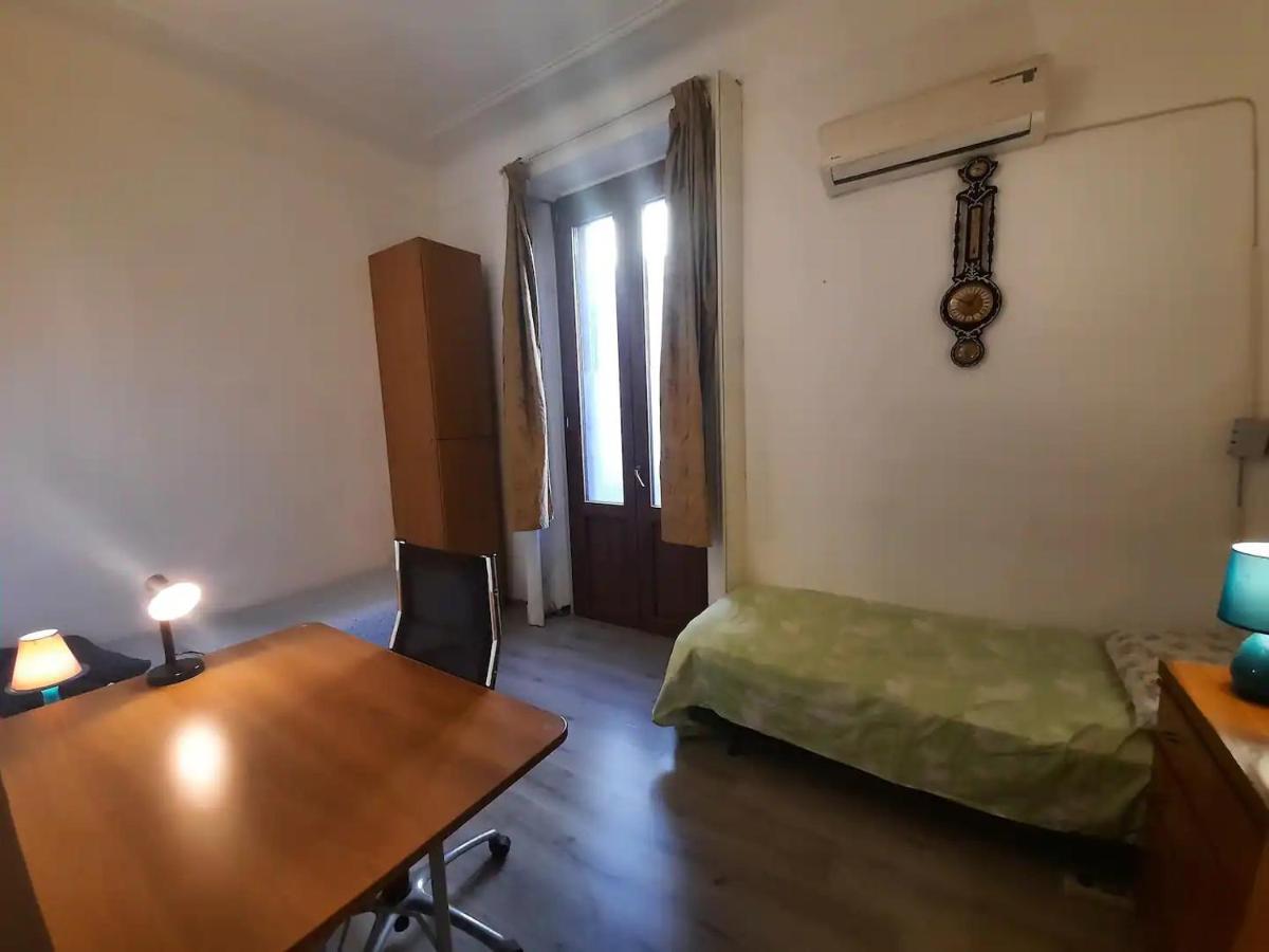 Private Room In A Quiet Apartment In The City Center Milan Bagian luar foto