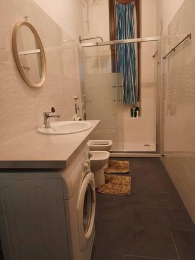 Private Room In A Quiet Apartment In The City Center Milan Bagian luar foto