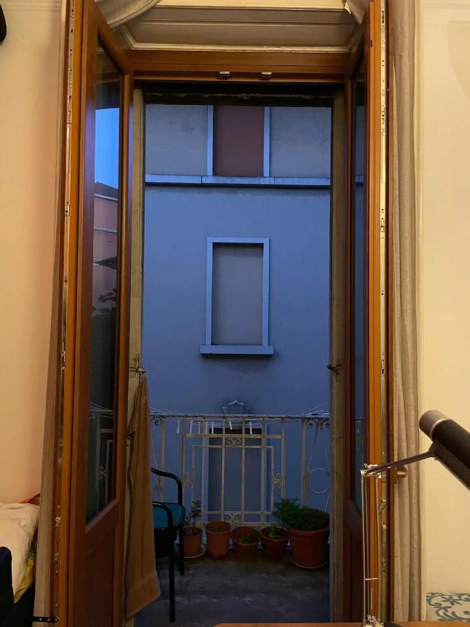 Private Room In A Quiet Apartment In The City Center Milan Bagian luar foto