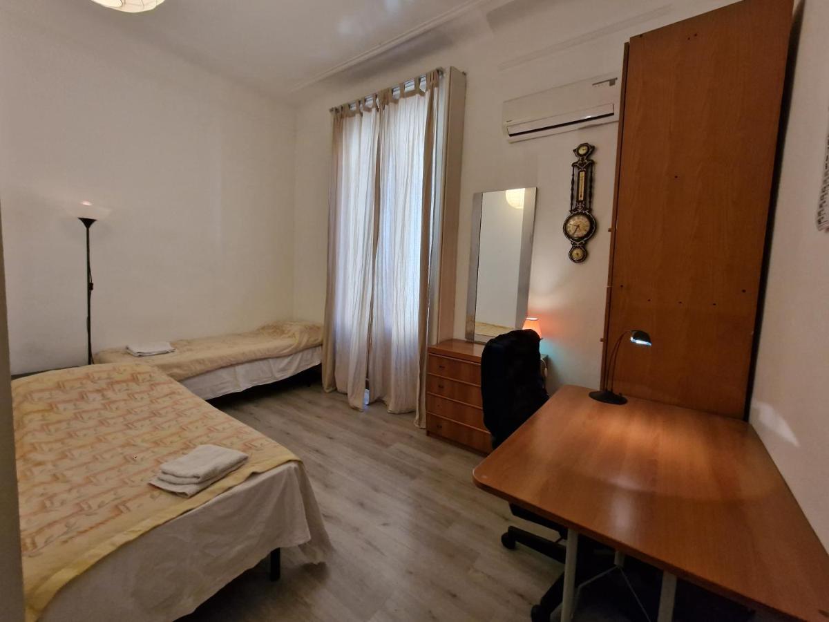 Private Room In A Quiet Apartment In The City Center Milan Bagian luar foto